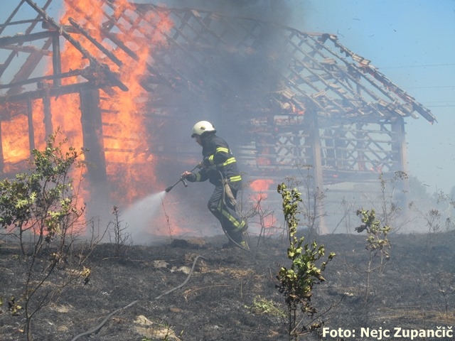 Ogenj popolnoma uničil kozolec v Stavči vasi