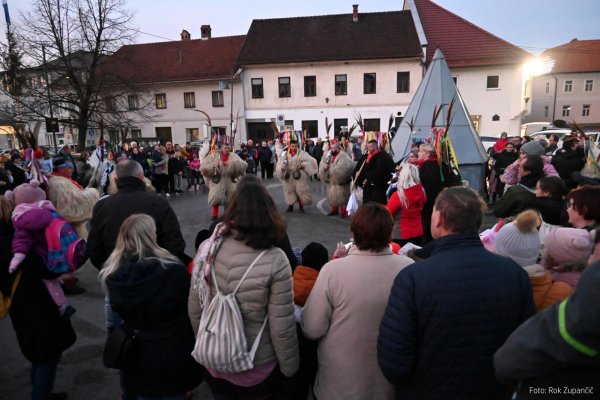 Preganjanje zime na žužemberškem placu