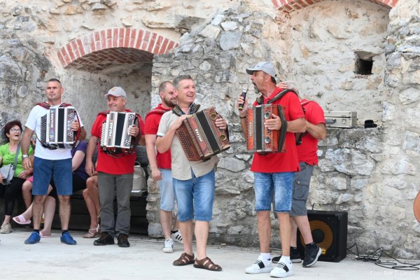 Pečjakove harmonike med grajskimi zidovi