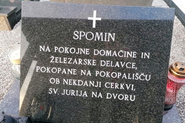 Spominska plošča domačinom in nekdanjim delavcem železarne na Dvoru