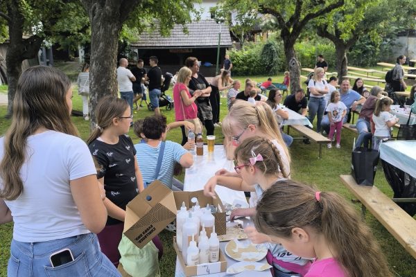 Tradicionalni večer na Dvoru: Glasba, zabava in druženje v okviru Suhokranjskih dni
