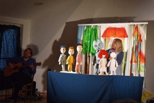 Muca Copatarica navdušila otroke na Dvoru