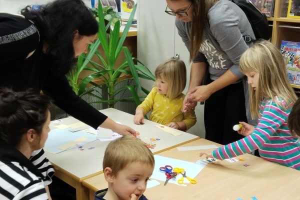 Nova sezona pravljičnih uric v Knjižnici Dvor: Skupaj na čarobni poti skozi pravljice