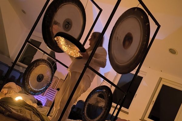 Zvočna GONG kopel na Dvoru ponovno napolnila z vibracijami miru