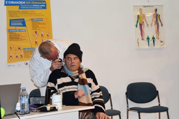 Polna dvorana in obilica smeha na predstavi Medicinske kolobocije