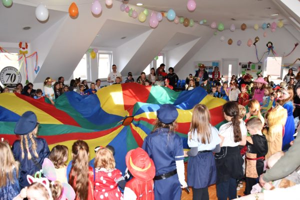 Pestro in veselo pustno popoldne na Dvoru