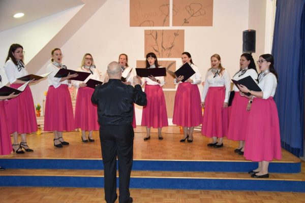 Najlepši poklon za mamice: glasba in rožice